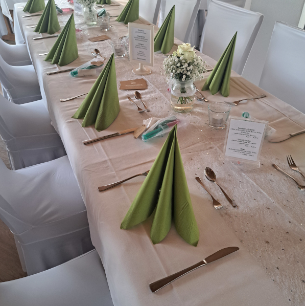 Sommerlich gedeckter Tisch für eine Veranstaltung in der Ratsstube Alfdorf